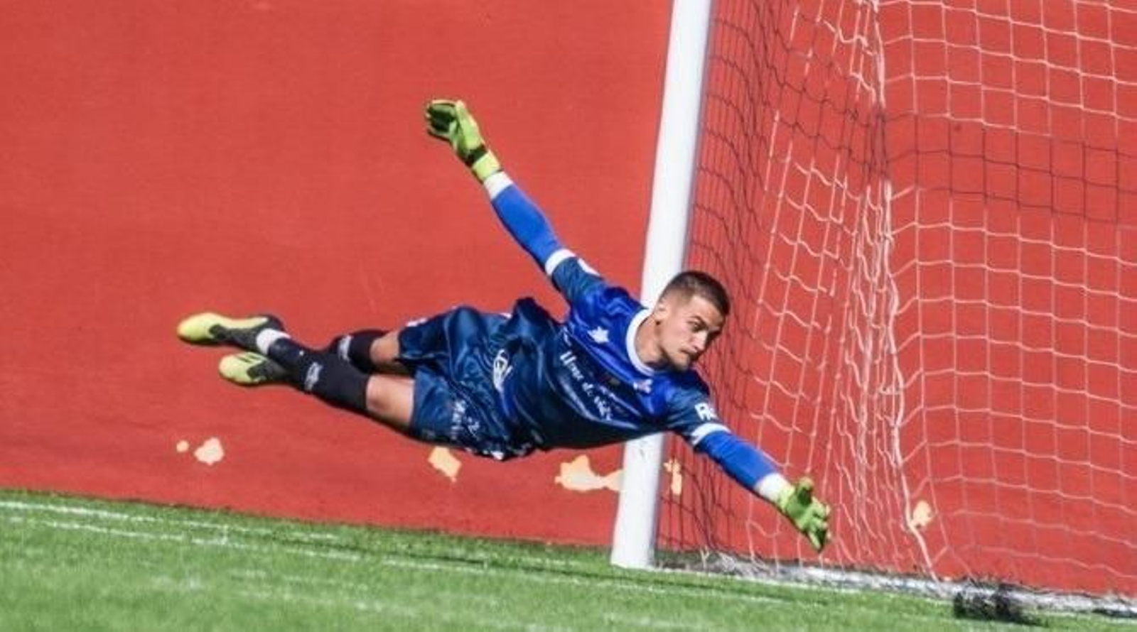 Adri Soto intenta detener el balón en un partido de la pasada temporada.