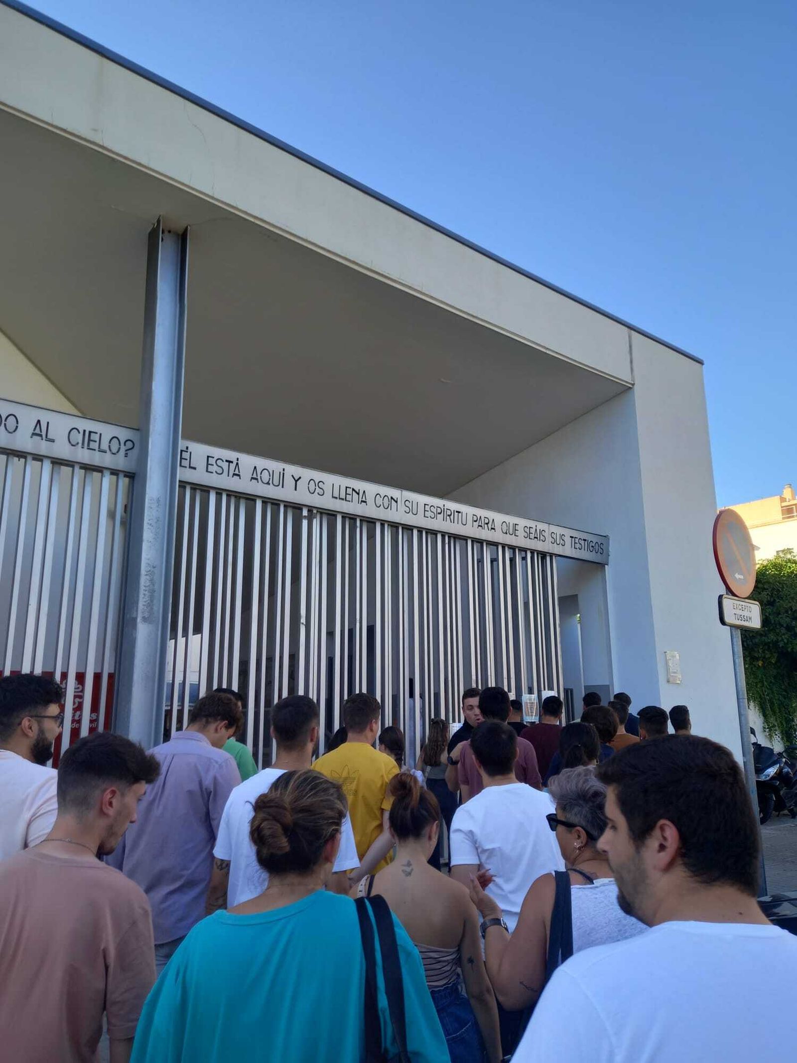 Hermanos y vecinos a las puertas de la parroquia