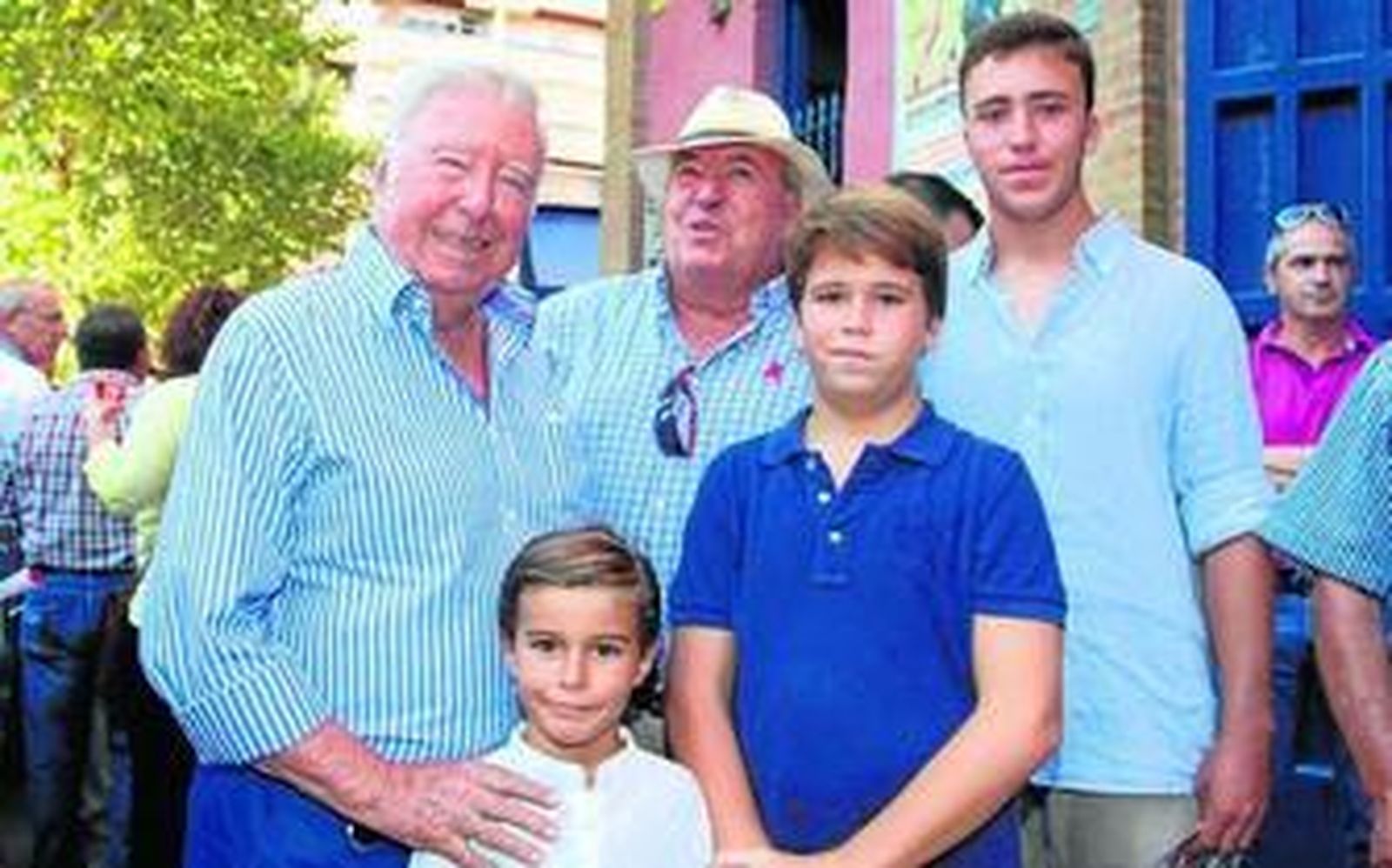 El bullicio y el colorido entran por la puerta grande