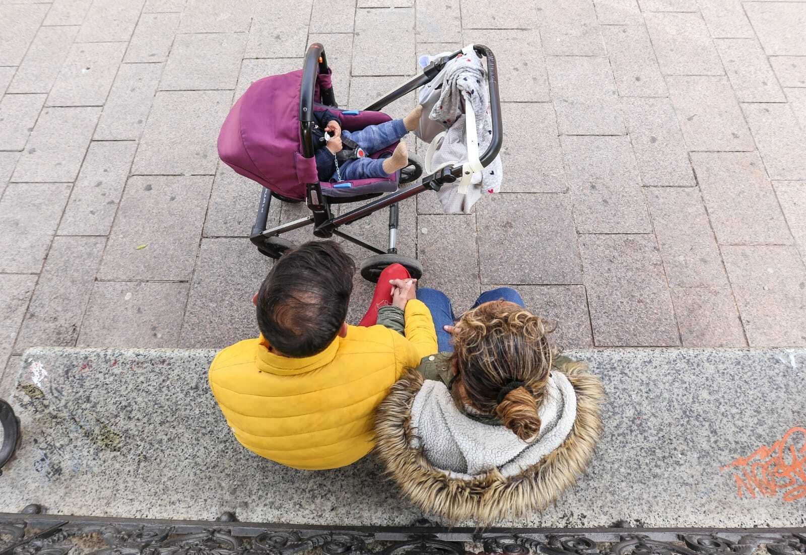 Vicente y Eli, con uno de sus tres hijos, una familia desaloja y sin alternativa habitacional.