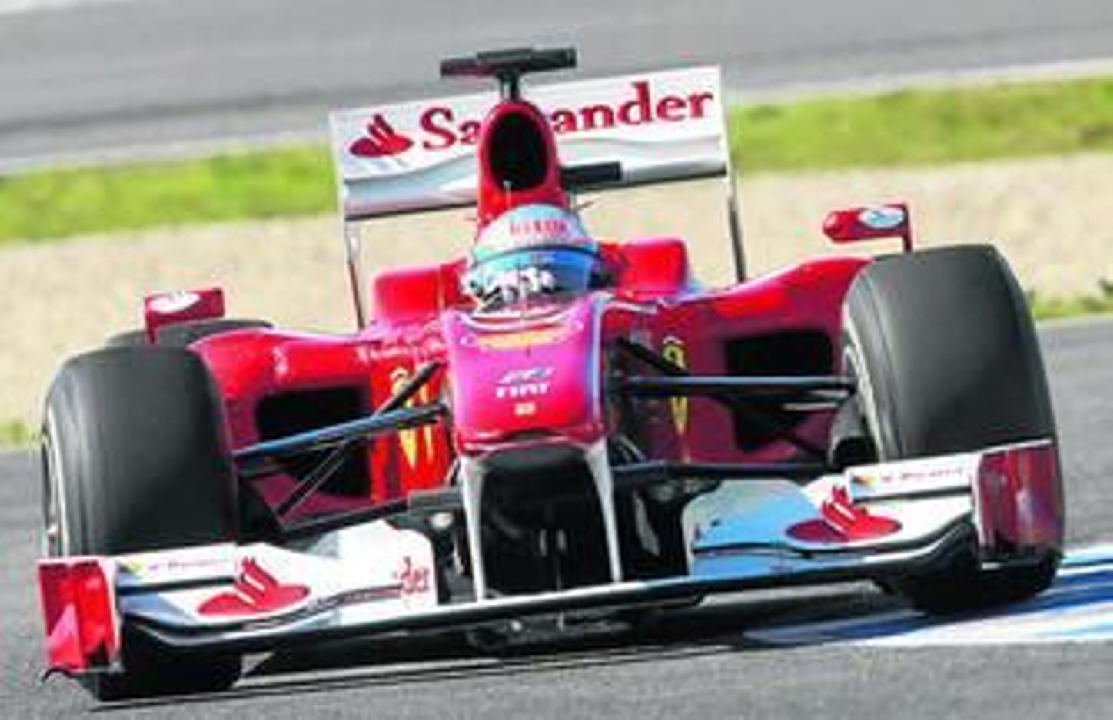 Fernando Alonso sale de la curva Ayrton Senna en una de las 132 vueltas que realizó al trazado jerezano en otra maratoniana jornada.