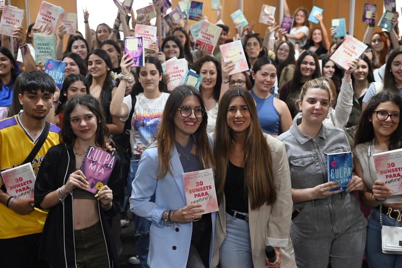 La multitudinaria presentación de Mercedes Ron en la Feria del Libro de Córdoba, en imágenes