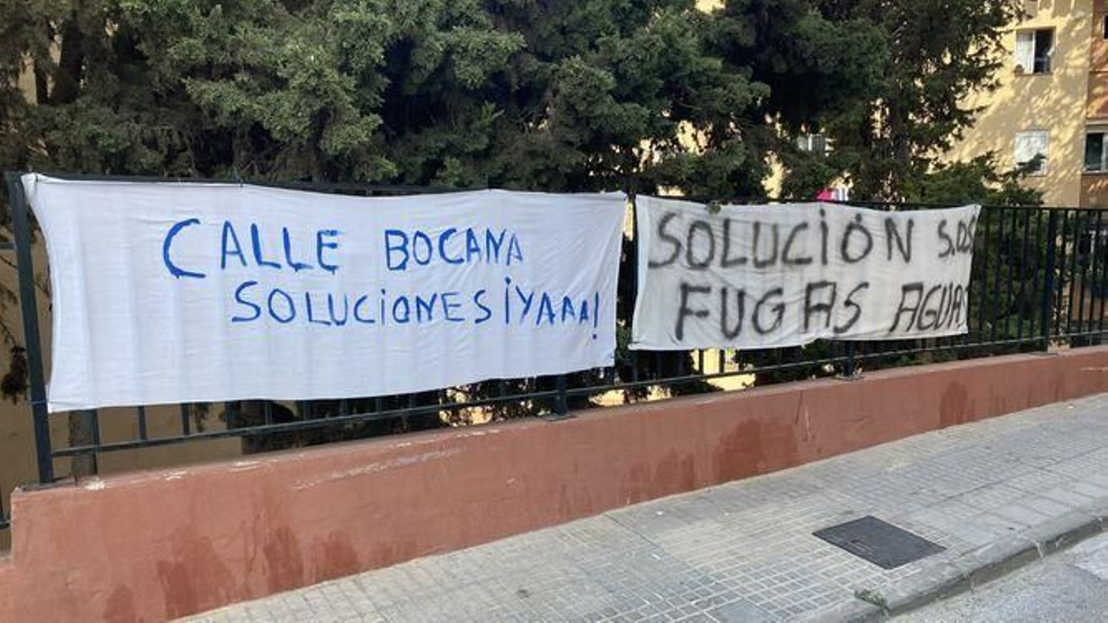 Pancartas de los vecinos de Las Flores pidiendo el arreglo de las fugas.