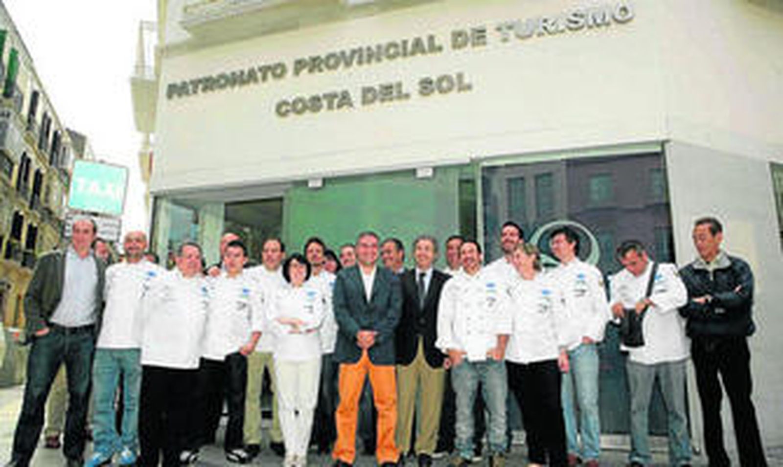 Los cocineros andaluces autores de las recetas reunidas en el libro 'Tapearte', ayer, en su presentación.