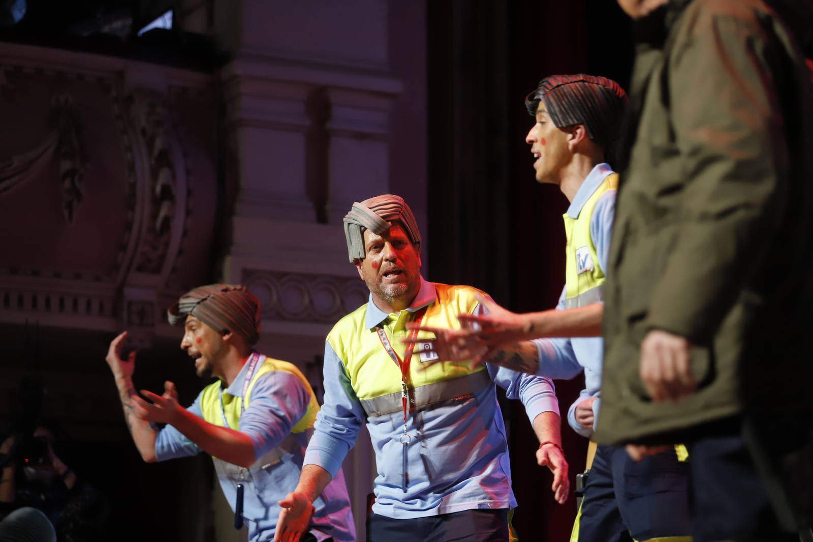 Imágenes de la actuación de la murga de Los Palacios y Villafranca Aquí no pasa ni Dios en el Carnaval Colombino