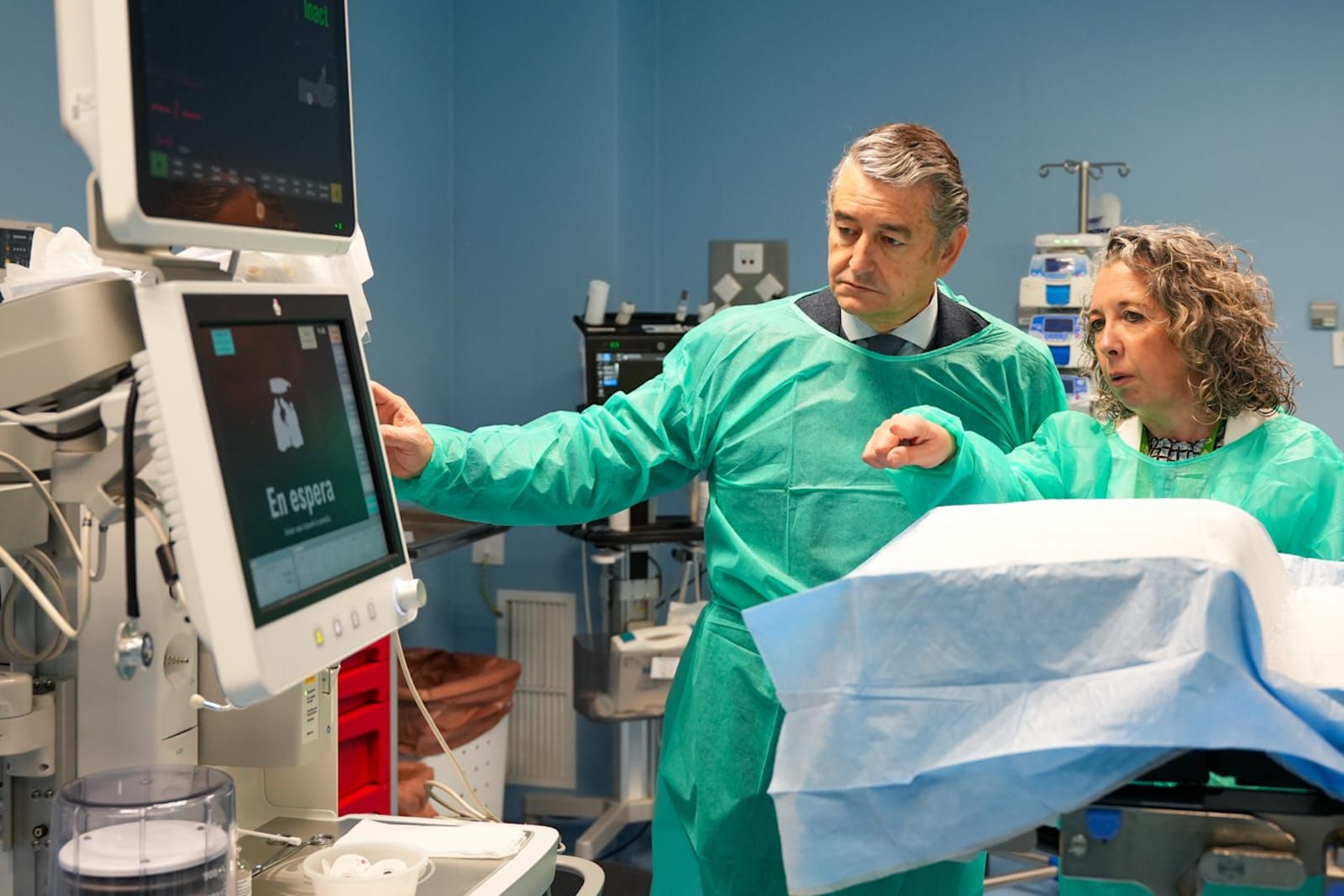 Antonio Sanz durante su visita a las nuevas instalaciones en el Hospital de Valme.