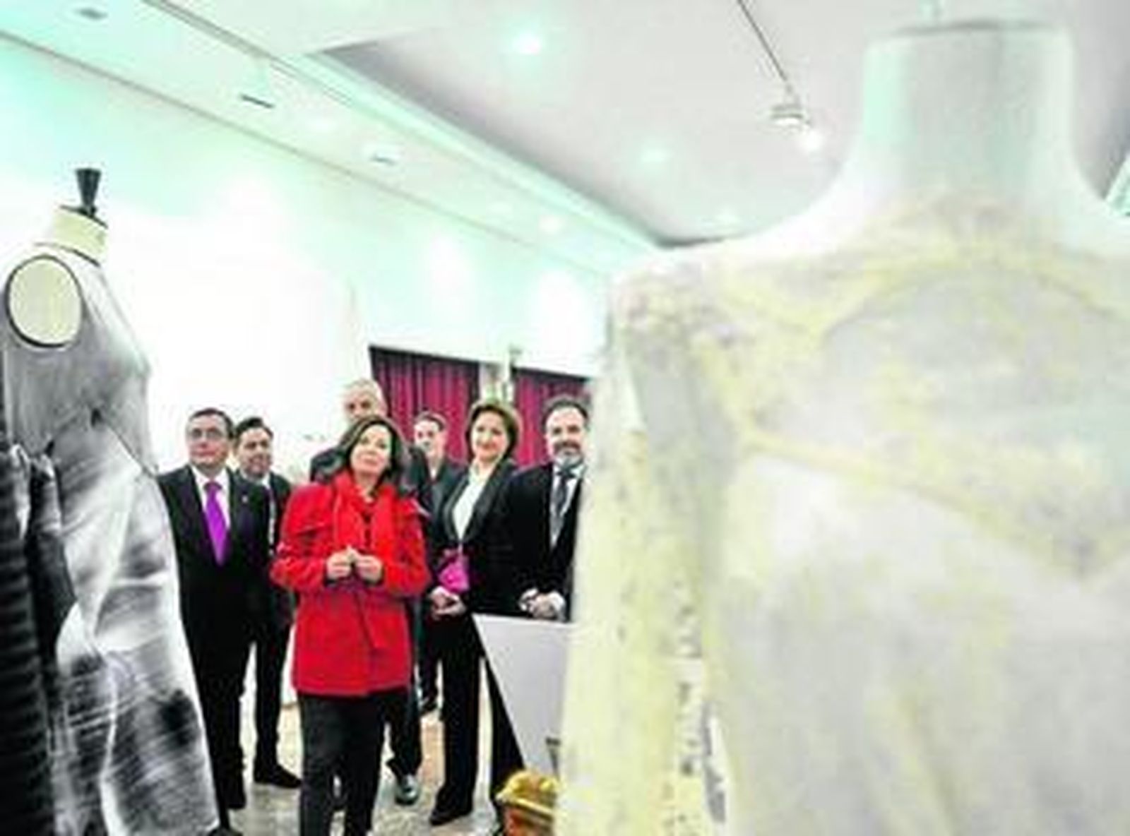 1. Una representación de los diseños de diez de los once profesionales que forman la entidad sevillana se exponen con el objetivo de revalorizar el trabajo artesano en la moda. 2. Uno de los vestidos que exhibe Alejandro Postigo es el que Nerea Barros, ganadora del Goya a Mejor Actriz Revelación 2015, llevó en la Gala 25 aniversario de la cadena Antena 3.
