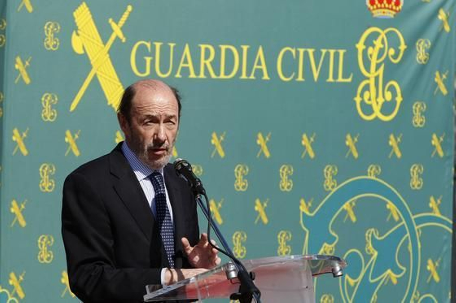 El vicepresidente primero del Gobierno y ministro del Interior, Alfredo Pérez Rubalcaba, ha presentado la patrullera 'Río Segura' "buque insignia" del Servicio Marítimo de la Guardia Civil./José Braza

Foto: Jos?raza