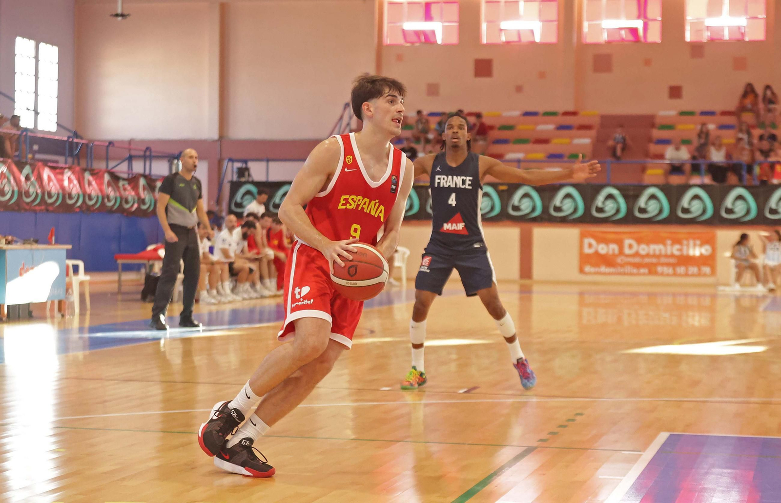 Fotos de la final del Torneo Internacional U20 de baloncesto entre España y Francia en La Línea