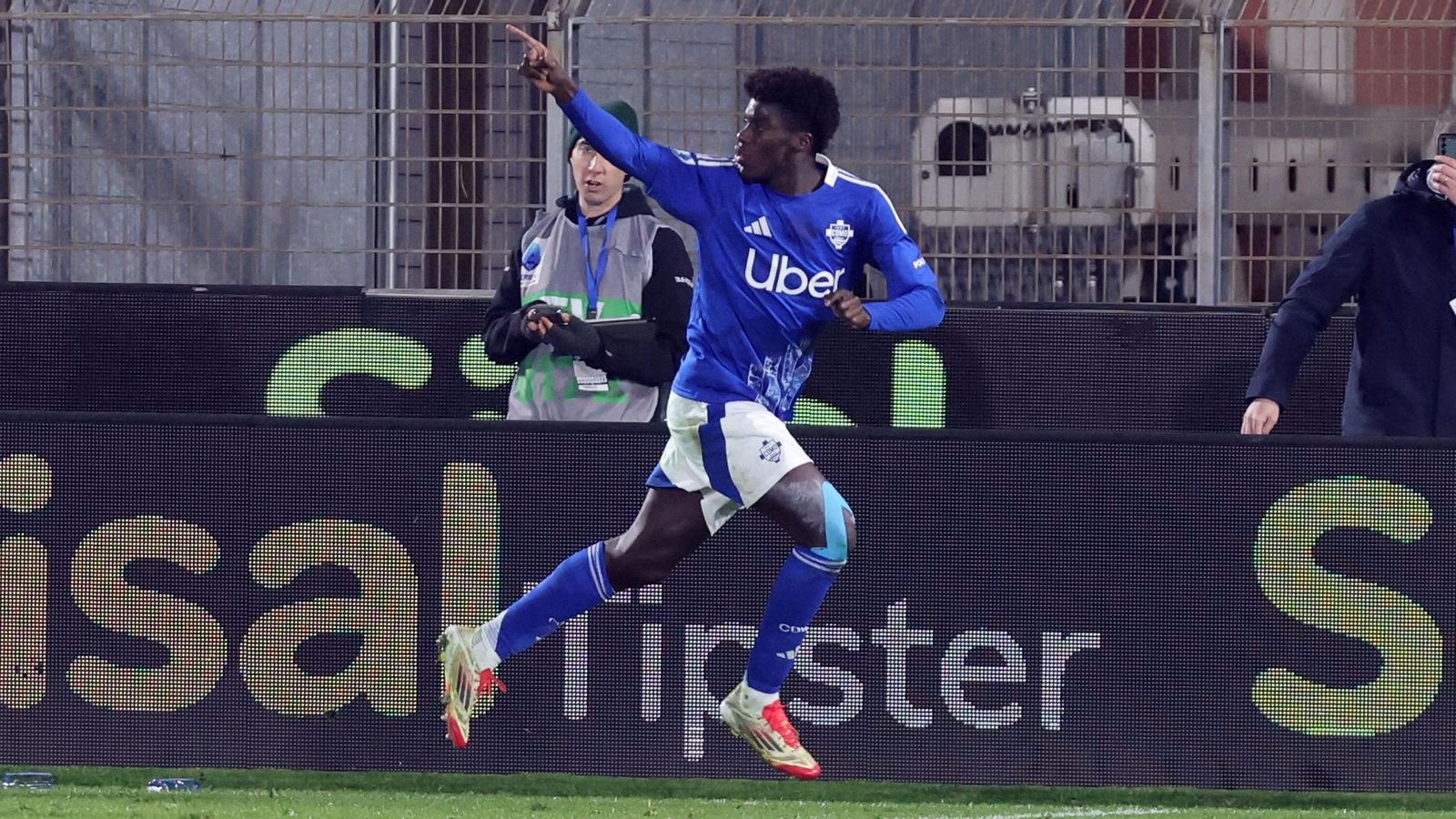 Assane Diao celebra uno de sus goles con el Como 1907