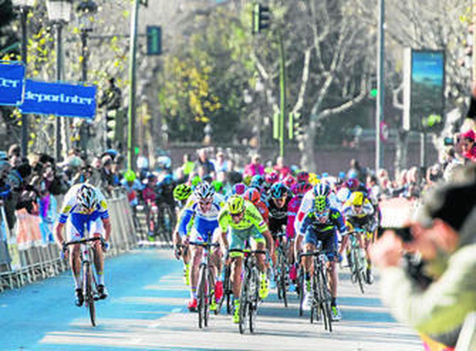 Daniele Bennati se adelanta al resto del pelotón en el sprint por el Paseo de Colón de Sevilla.