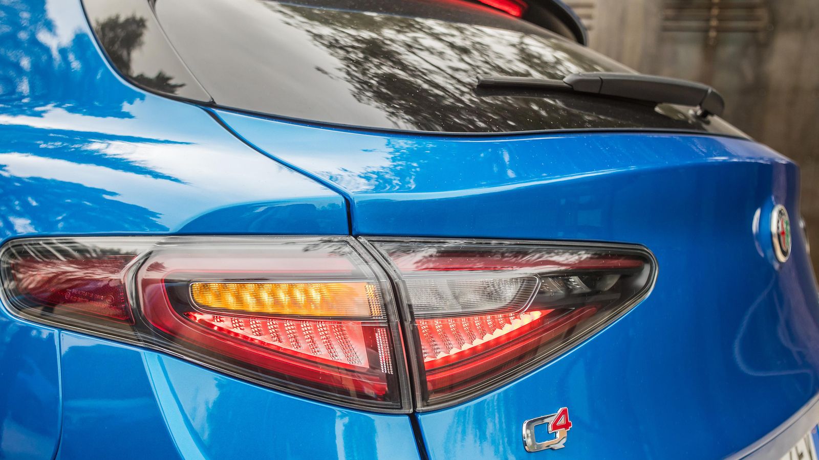 Los pilotos traseros, también con led, incorporan cristales ahumados y acabados en negro brillante.