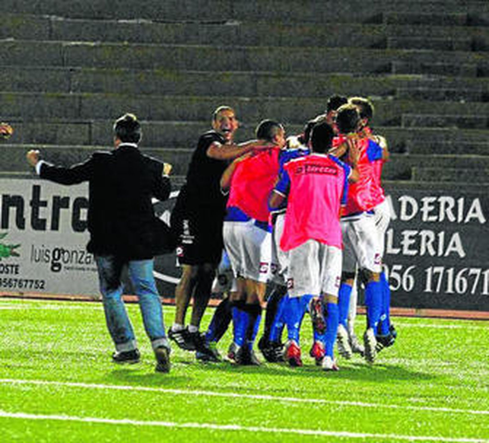 Jugadores del Melilla celebran su clasificación tras eliminar a la Balona
