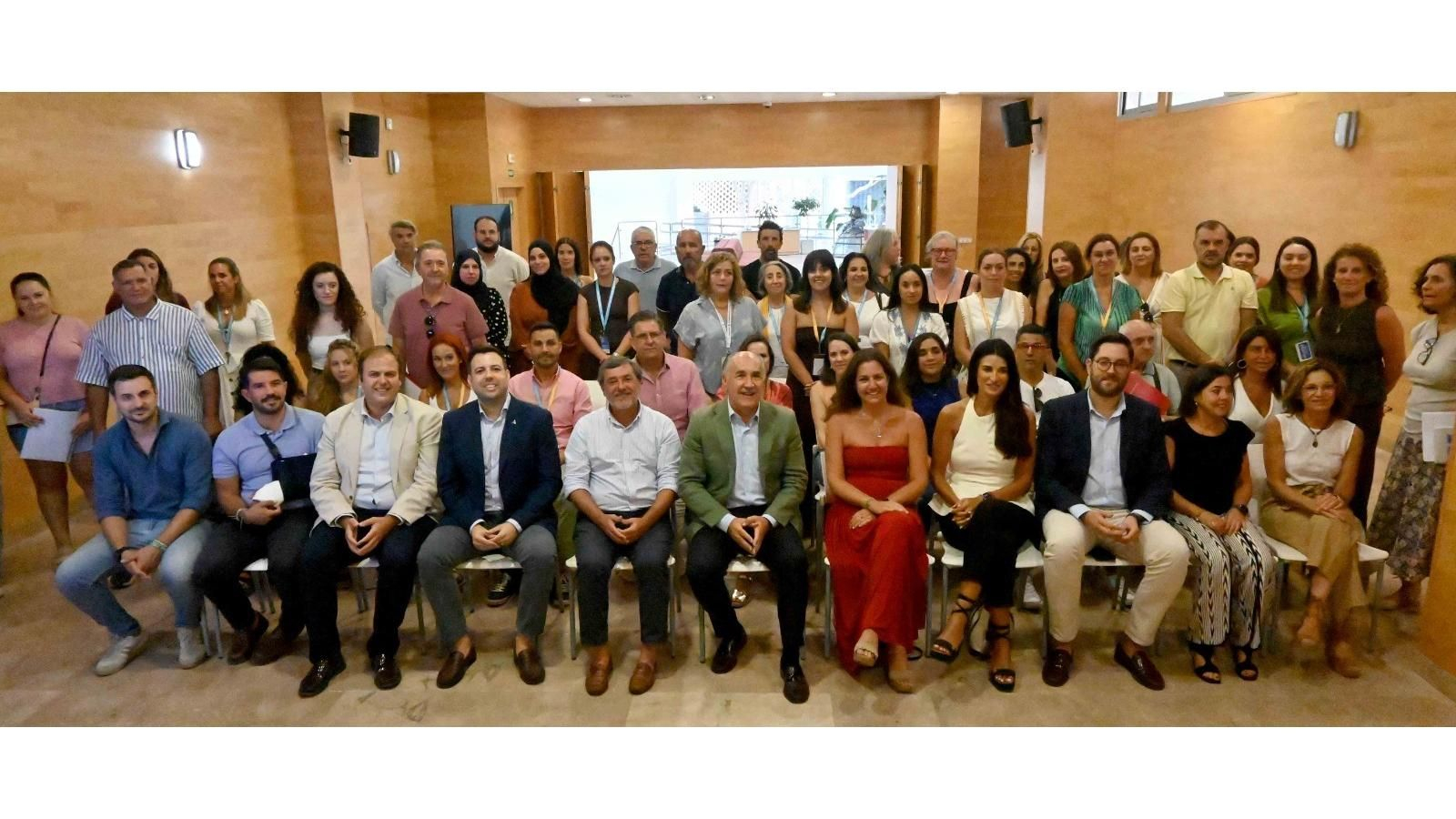 Los participantes en la reunión de la Comisión Local de Impulso Comunitario.