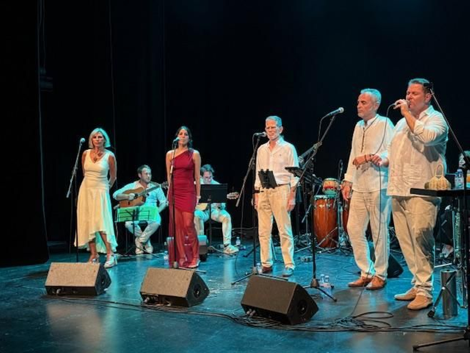 Grupo Nuevos Aires junto a las solistas Isabel Hernández y Lydia Moreno.