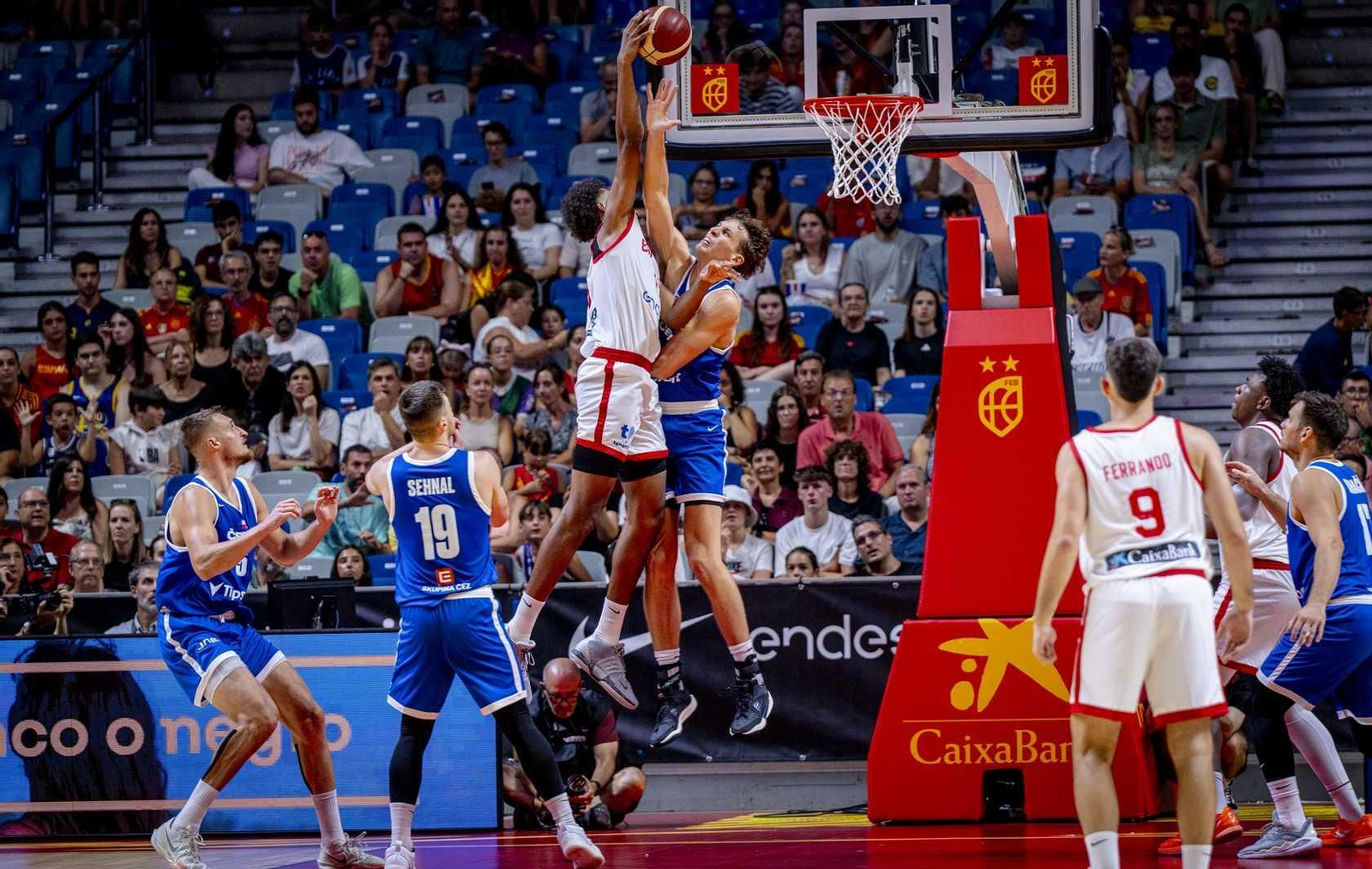 España B-República Checa, en fotos