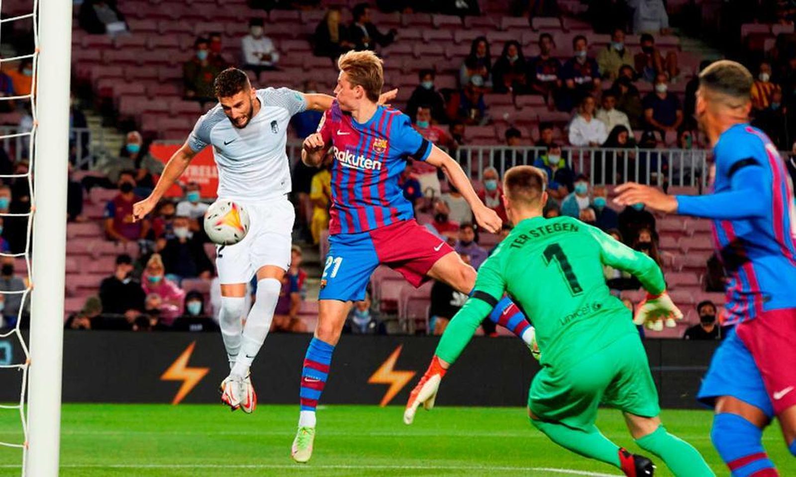 Domingos Duarte remata a gol en el pasado Barcelona-Granada CF