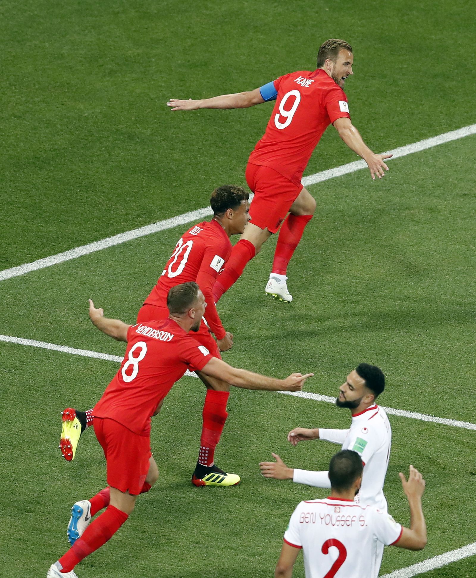 Harry Kane celebra uno de sus goles ante Túnez