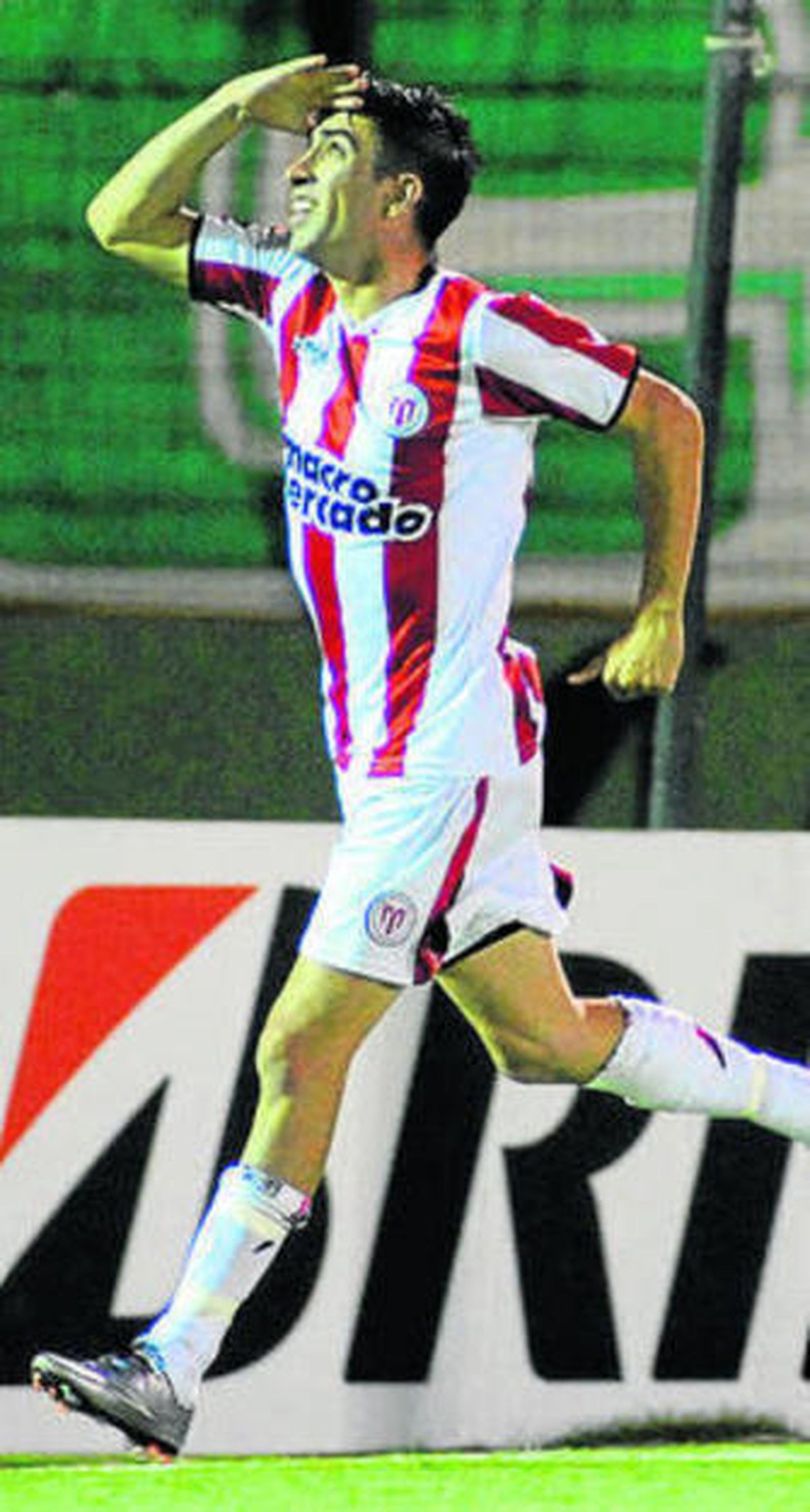 Michael Santos celebra un gol.