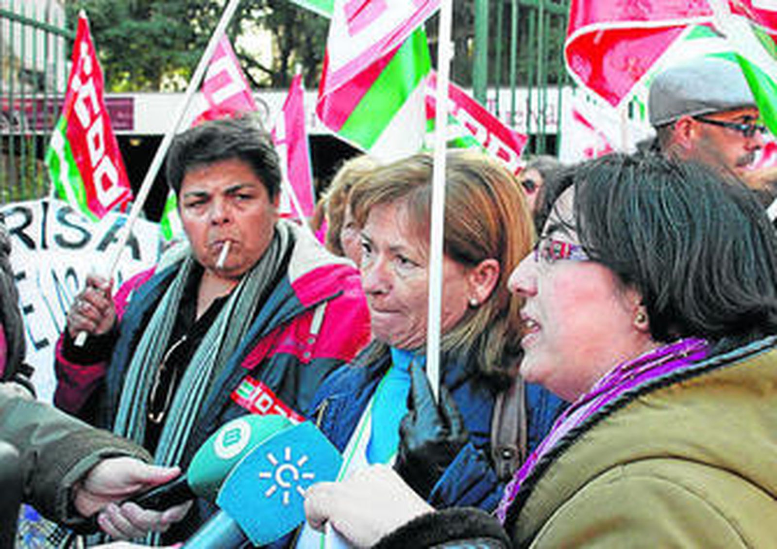 Trabajadoras de Palicrisa atienden a los medios en la concentración de ayer.
