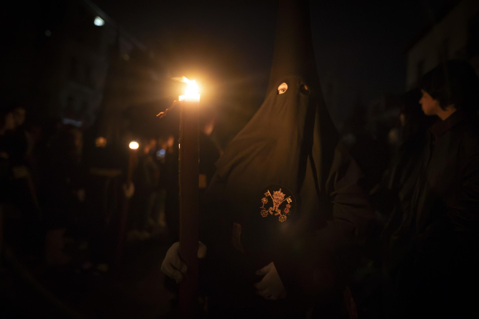 Silencio y oscuridad: las mejores fotos de la procesión del Cristo de la Misericordia de Granada