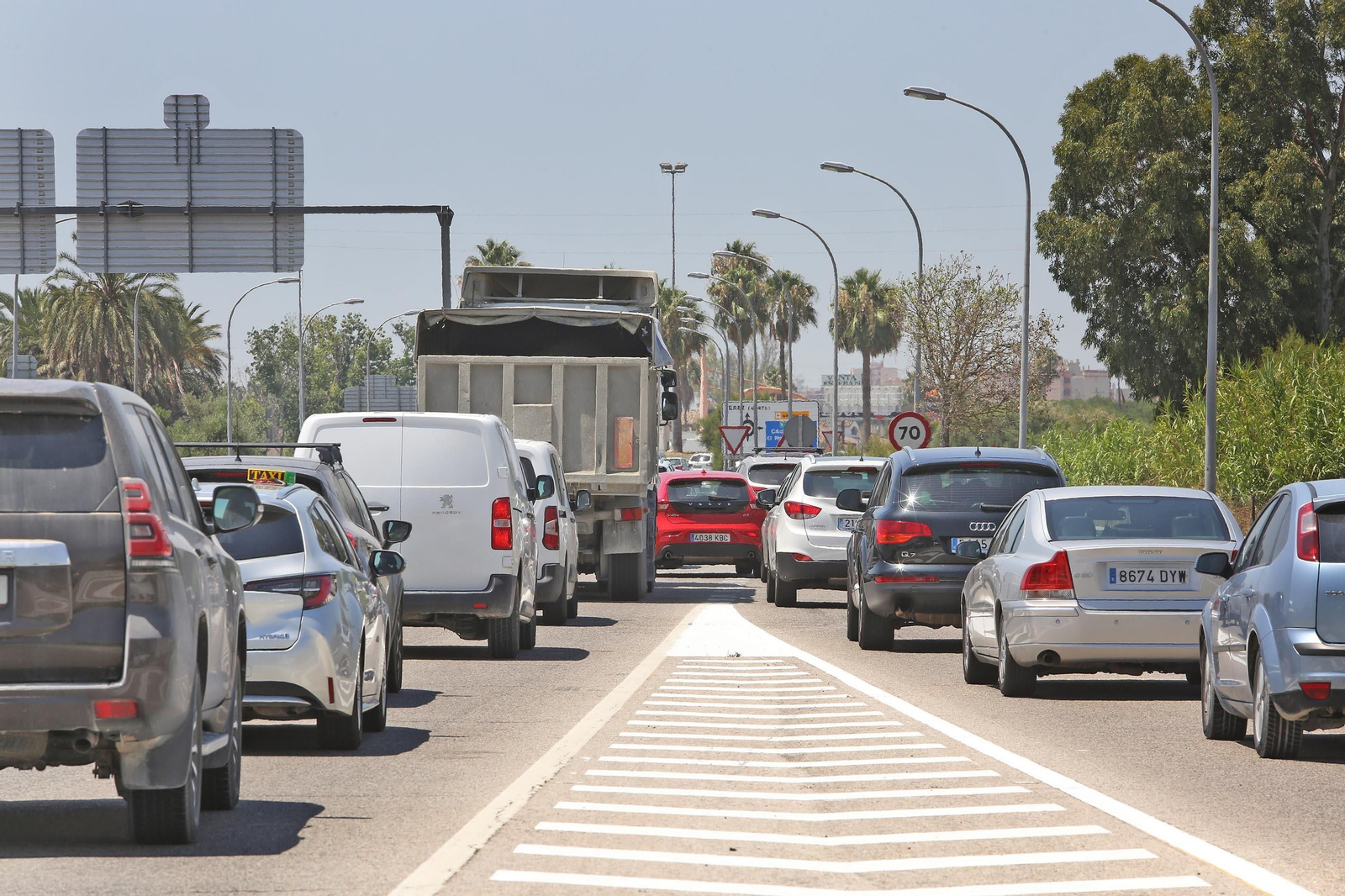 Vehículos circulando por la salida de la autopista en dirección a Jerez.