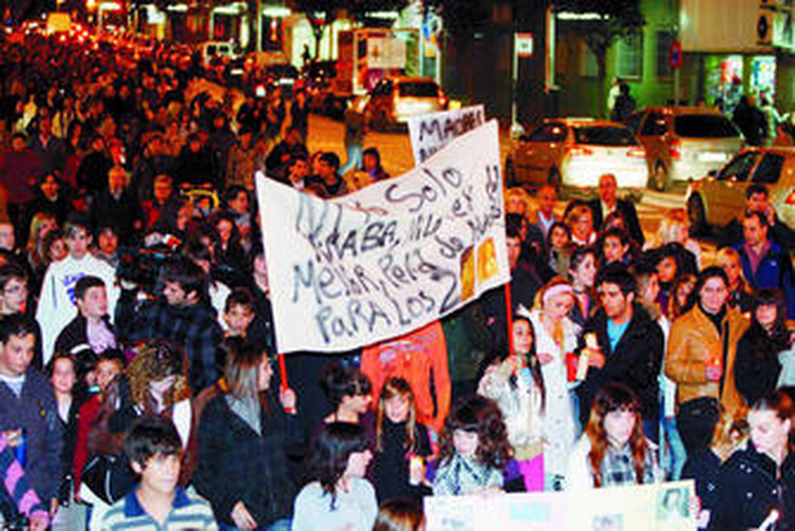 Cientos de personas durante la concentración en Ripollet.