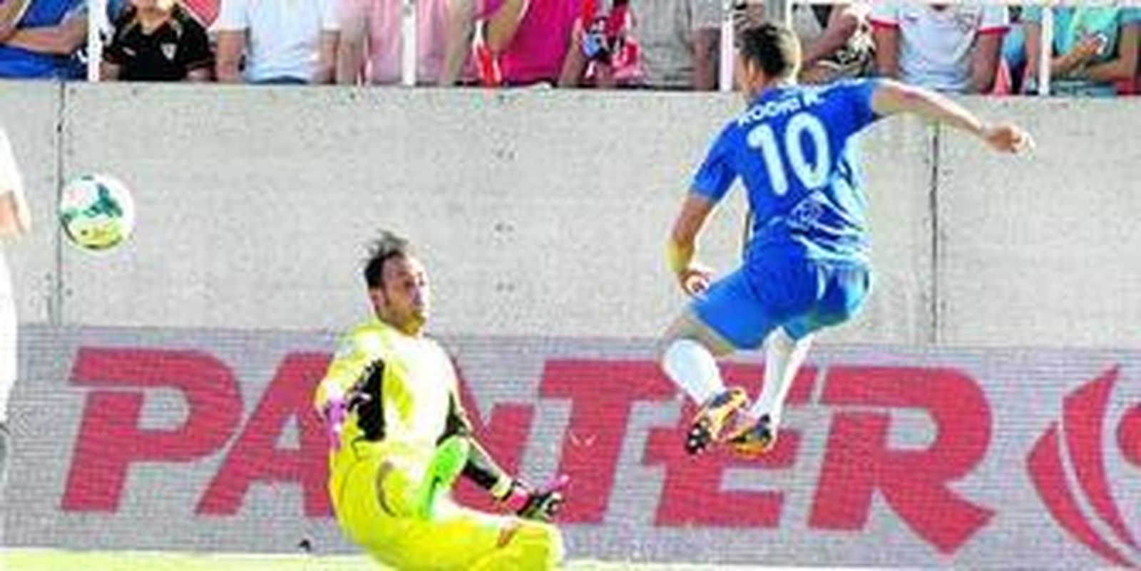 Gameiro llega antes que Esteban y realiza un autopase para marcar a puerta vacía con la derecha: 1-0.