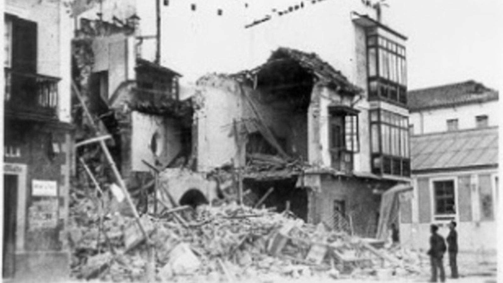 Viviendas destruidas  por la bomba (calle Duque de Tetuán).