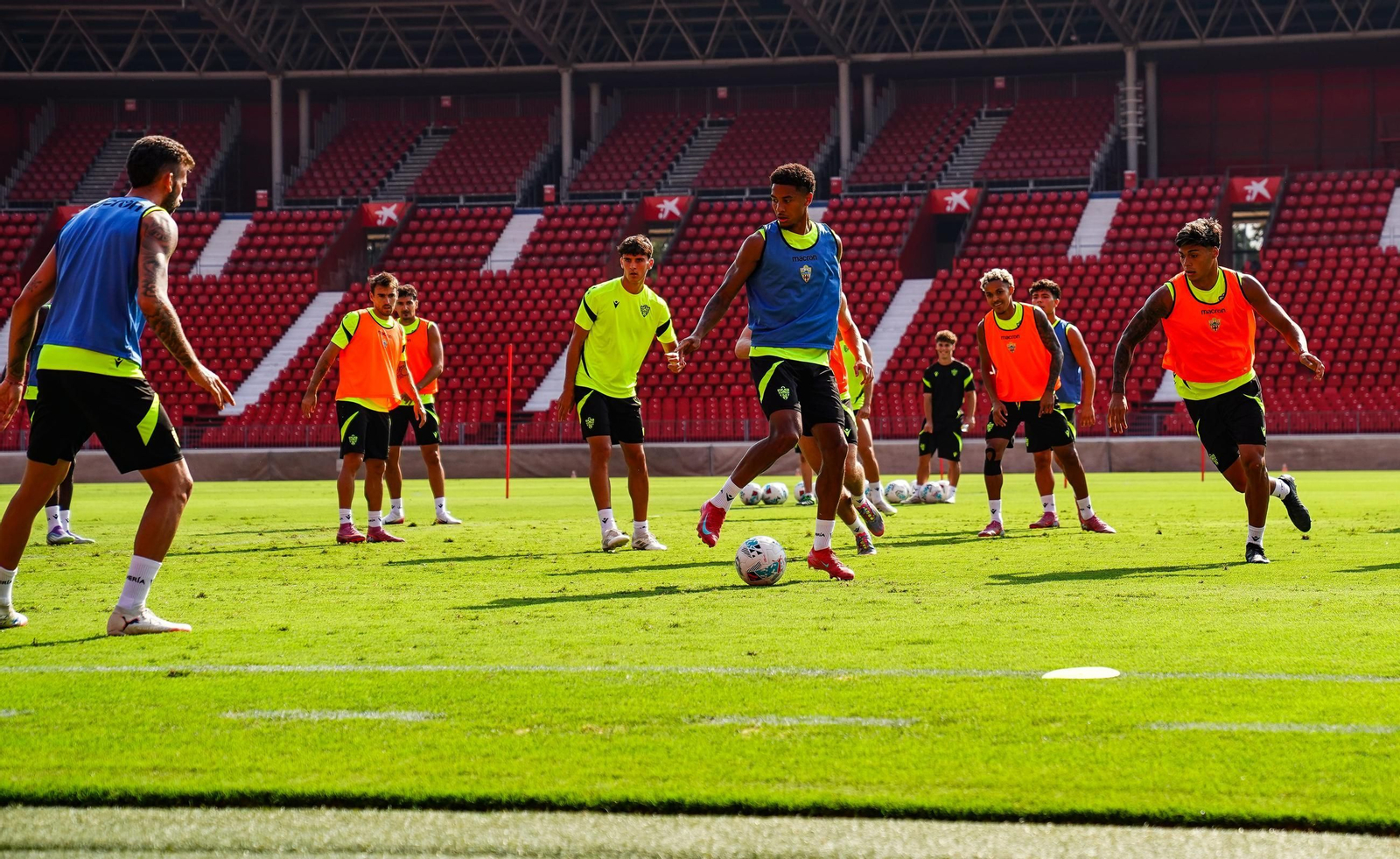 Chirino con la posesión del balón durante uno de los ejercicios realizados durante un entrenamiento de los rojiblancos esta semana.