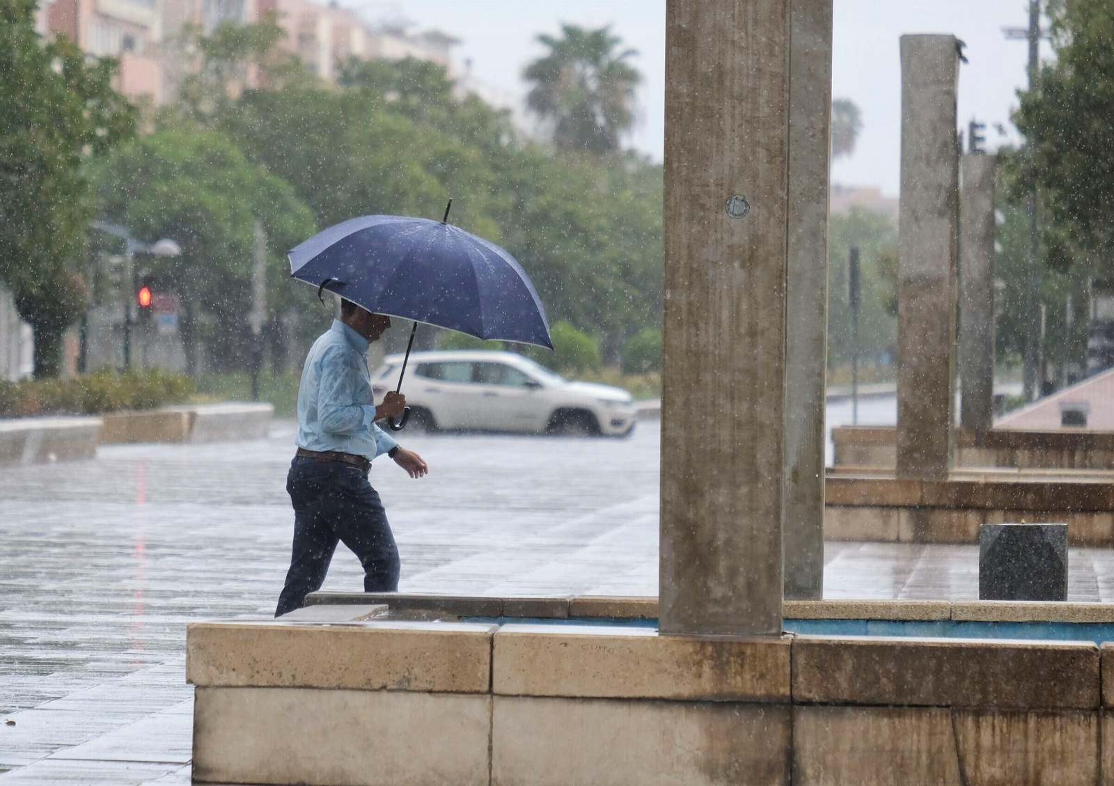 Una persona camina bajo la lluvia en Córdoba. Una persona camina bajo la lluvia en Córdoba.