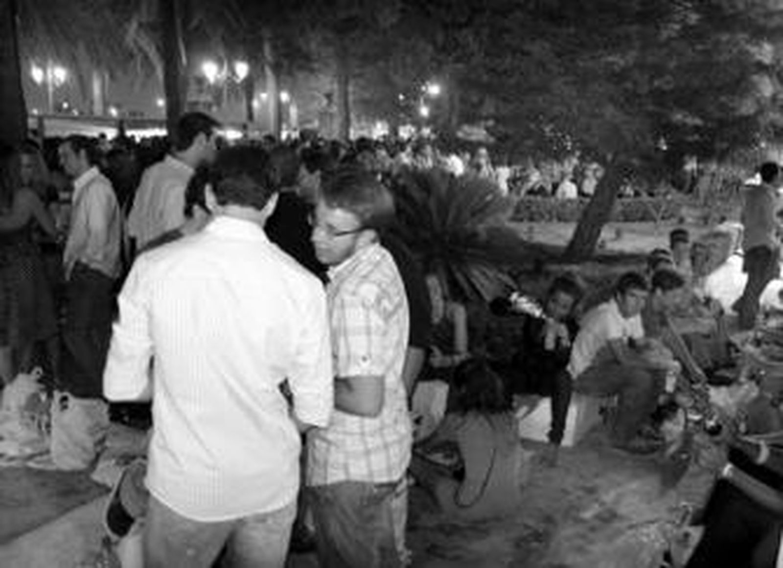 Jóvenes haciendo botellón en el parque Calderón, una noche de fin de semana durante este verano.
