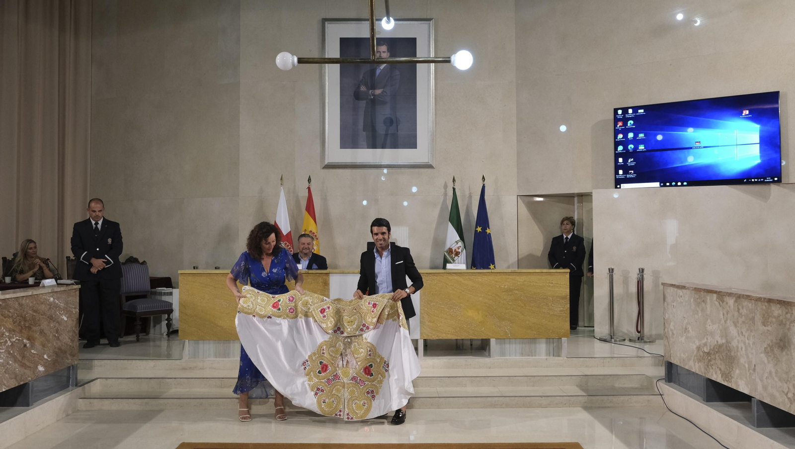 Imágenes de la entrega del capote de paseo de la feria taurina 2021 en honor a la Virgen del Mar, al torero Emilio de Justo