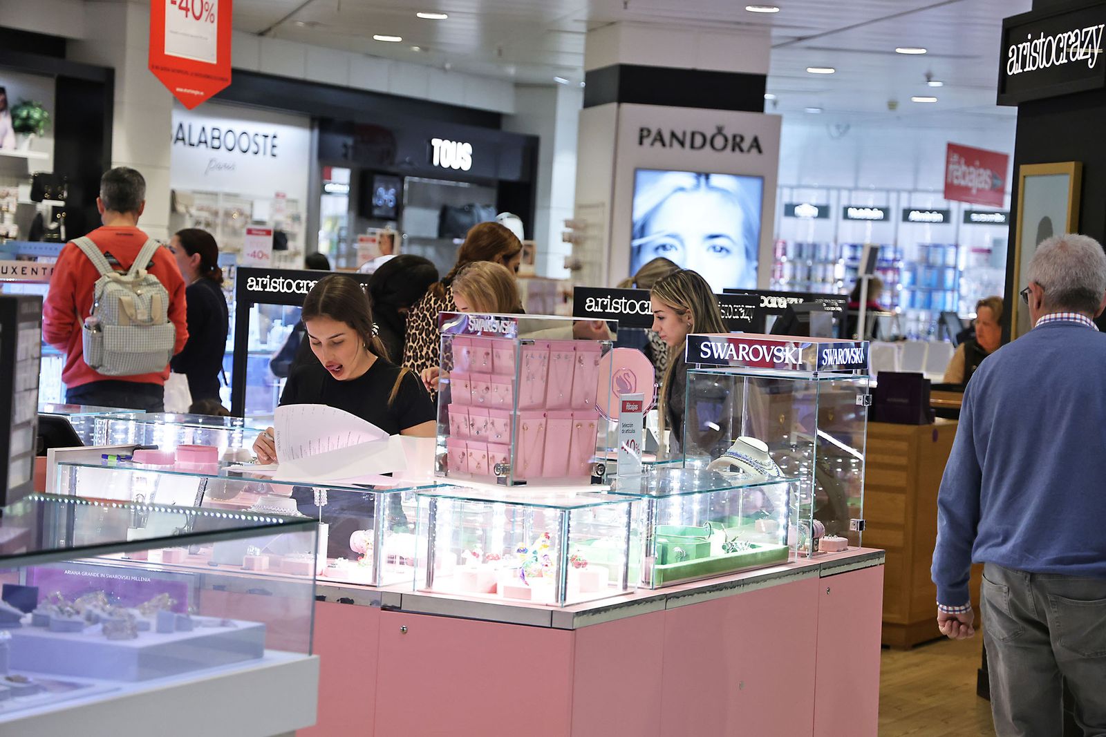 Imágenes del comienzo de las rebajas en Huelva