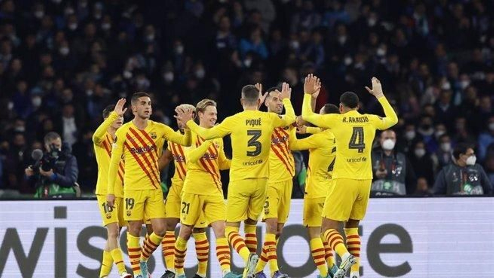 Los jugadores del Barcelona celebran uno de los goles.