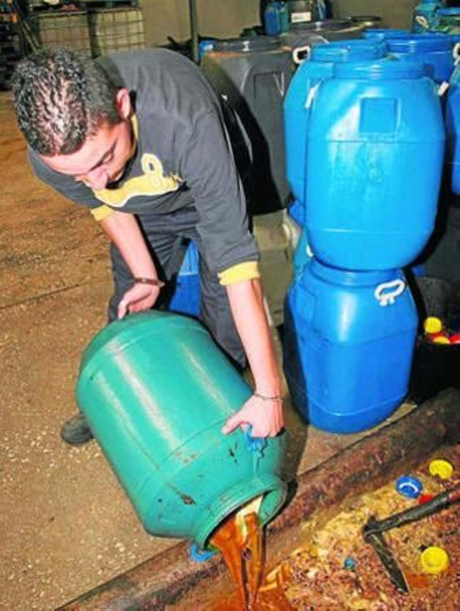 Bidón de aceite usado para reciclaje.