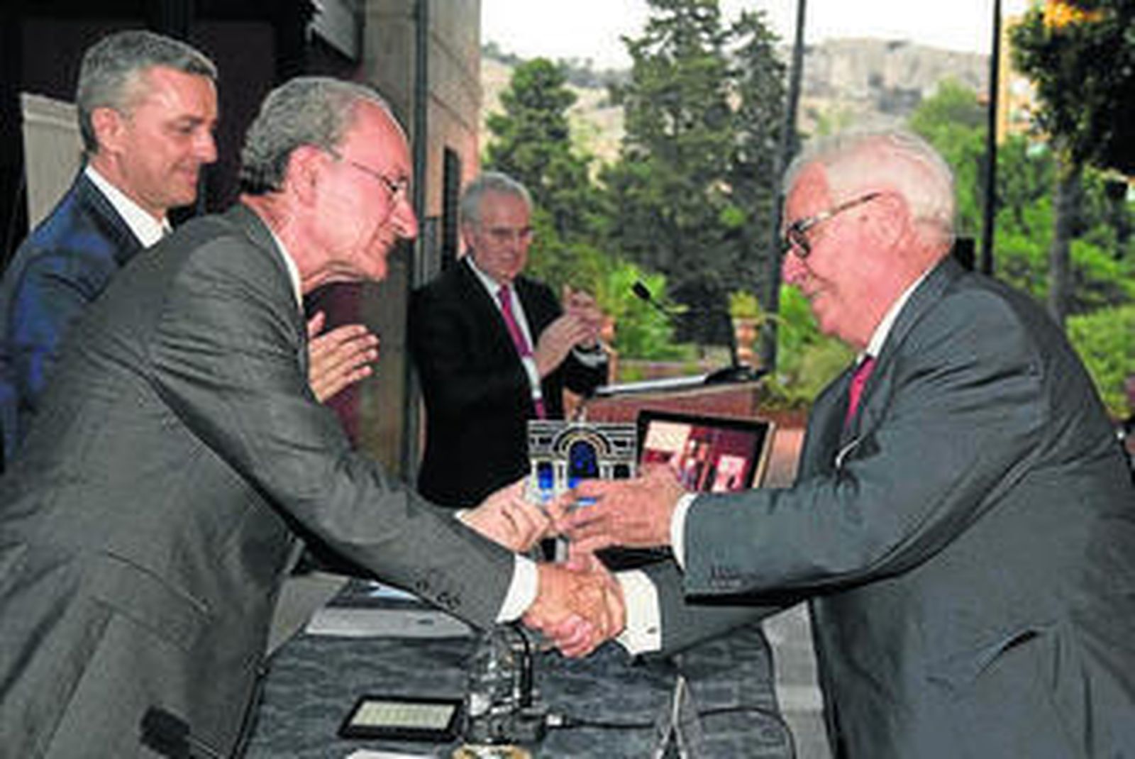 Antonio Belzunces recogió el galardón de manos del alcalde de Málaga.