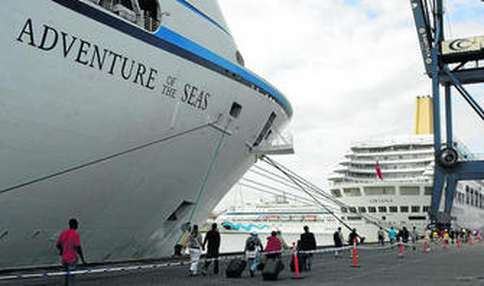 El muelle registró ayer la primera visita del 'Adventure of the Seas', que compartió puerto con otros dos cruceros.