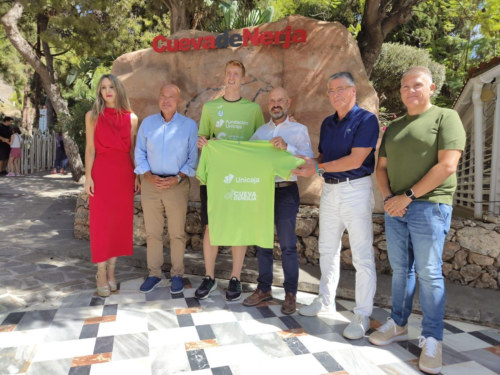 Alberto Díaz presenta el nuevo cubre del Unicaja