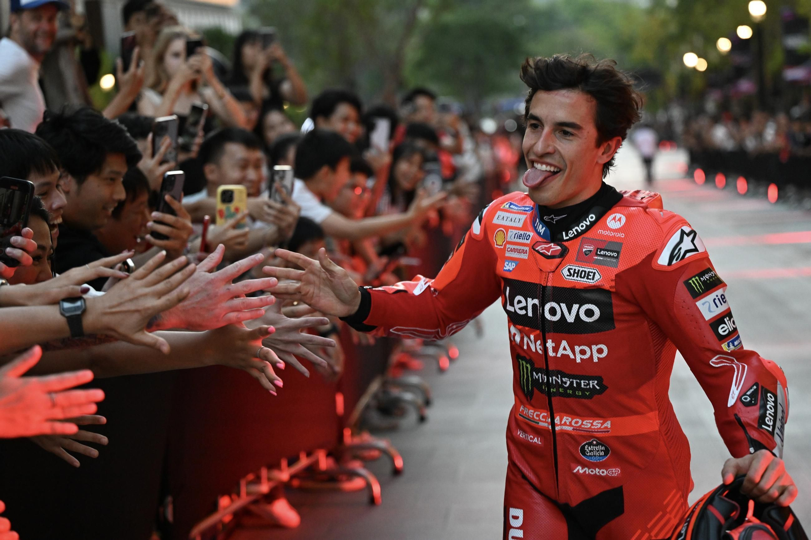 Marc Márquez saluda a un grupo de aficionados. Marc Márquez saluda a un grupo de aficionados.