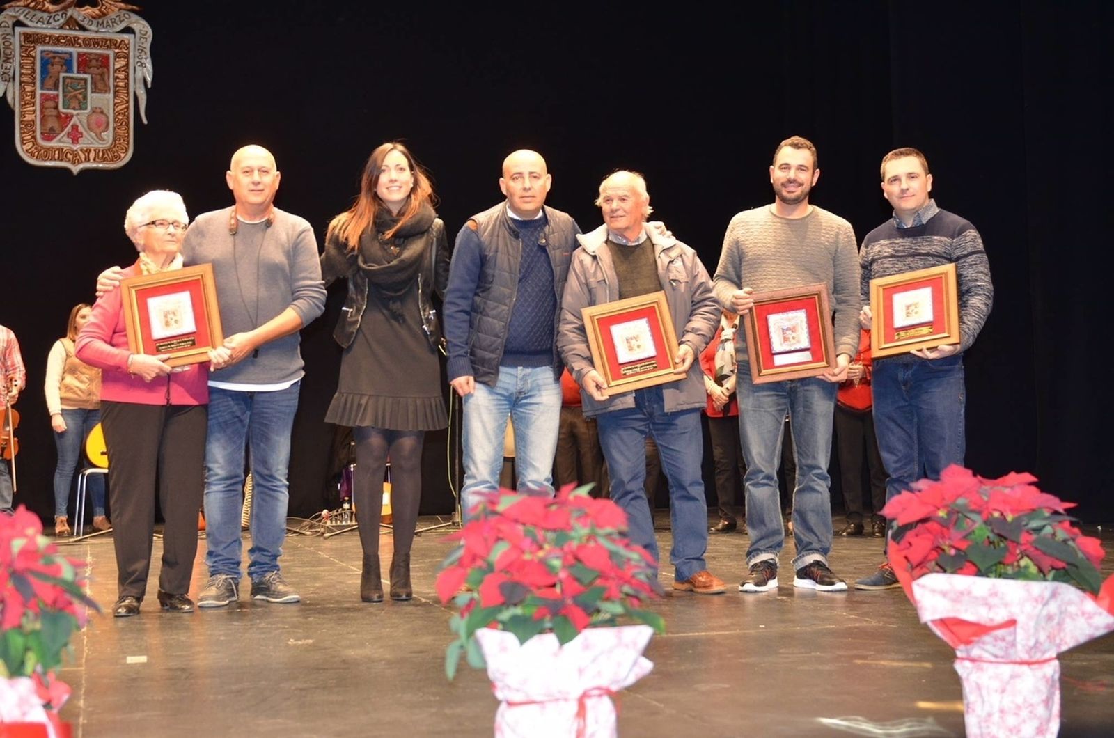 El alcalde entregó un recuerdo a cada una de las cuadrillas participantes en este encuentro.