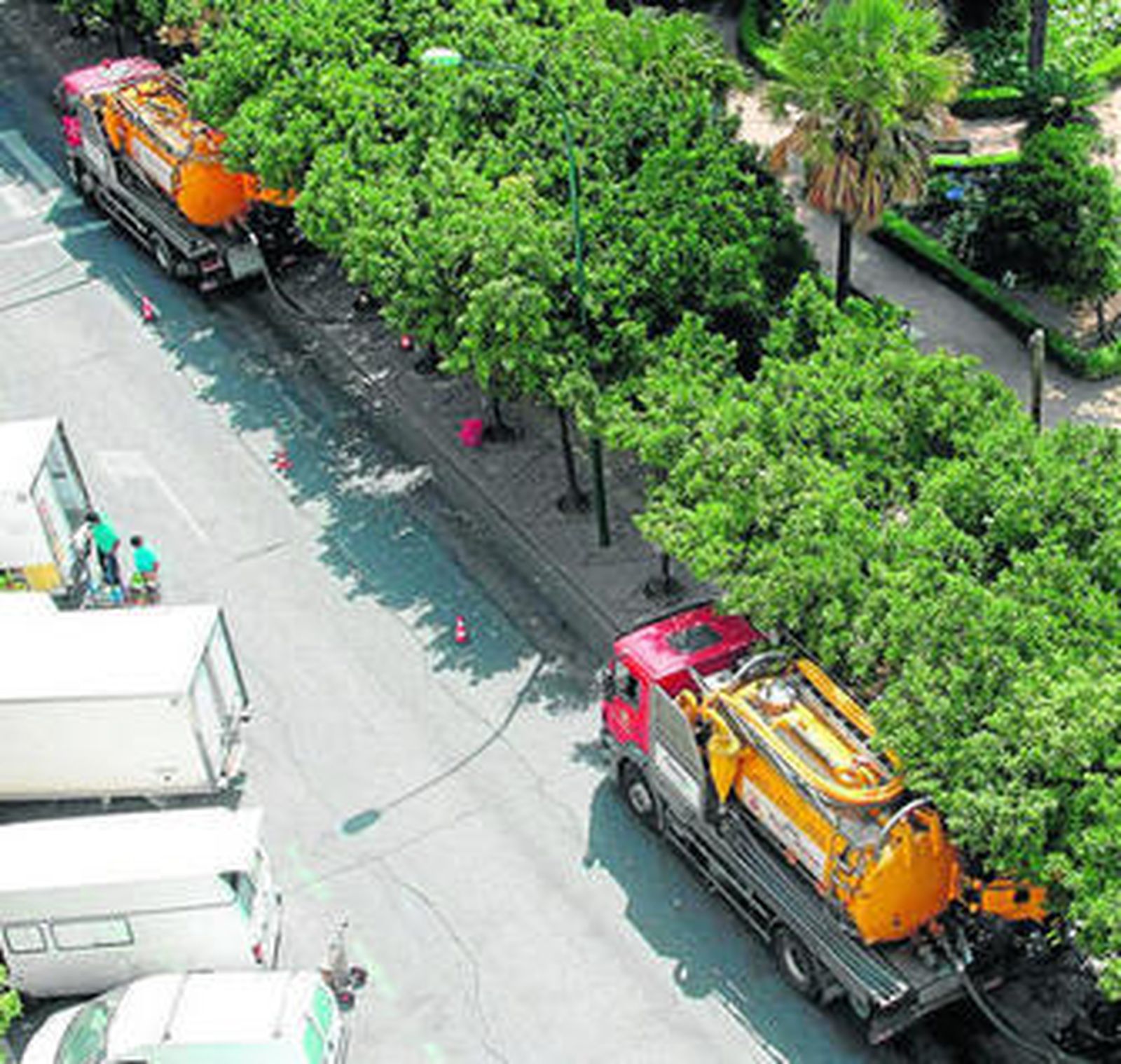 Dos camiones limpiaban ayer un tramo del colector a su paso por Cortina del Muelle.