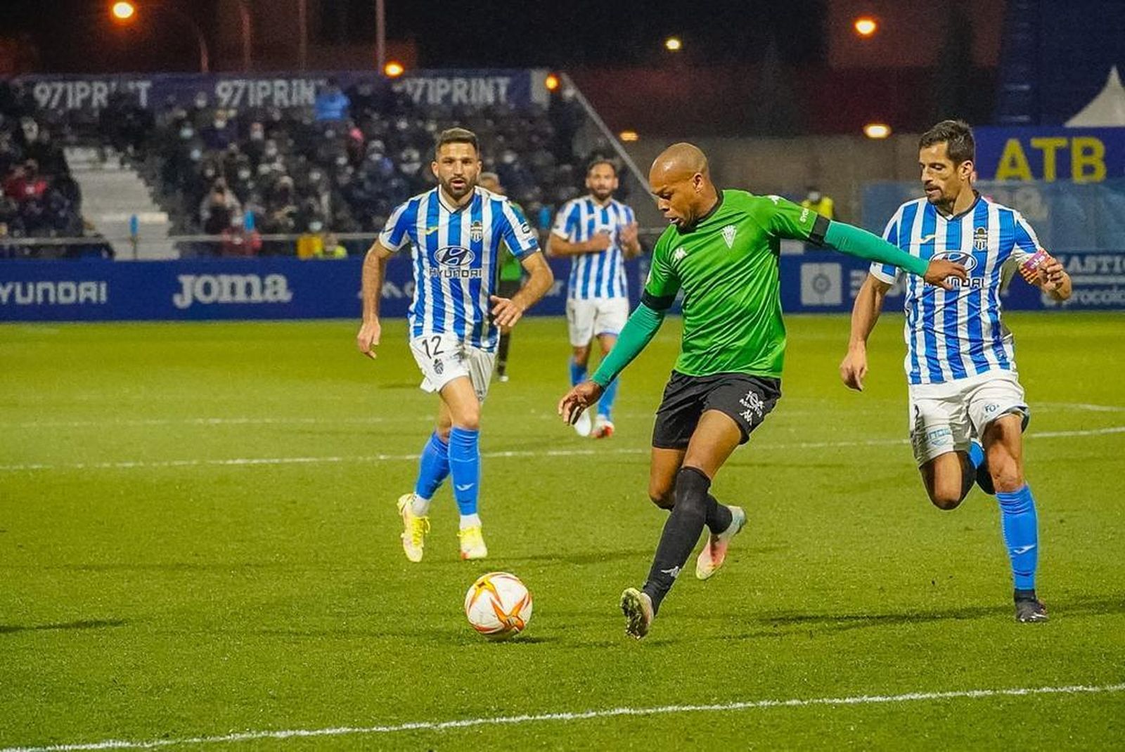Biabiany, autor del empate, se dispone a lanzar a portería en presencia de varios rivales.