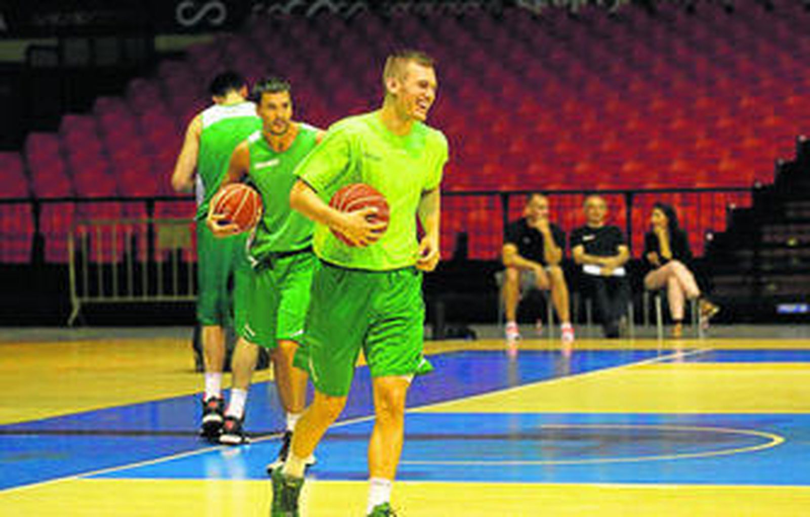 Radicevic sonríe, con Alfonso Sánchez detrás, durante un entrenamiento esta pretemporada.