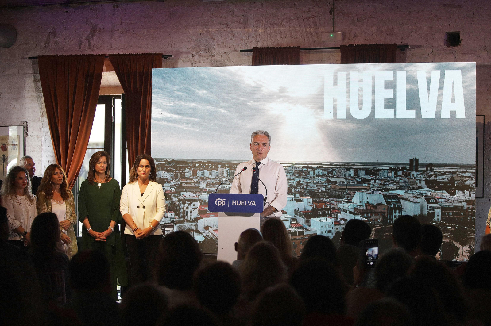 Imágenes del acto de la candidata Pilar Miranda acompañada por Elías Bendodo