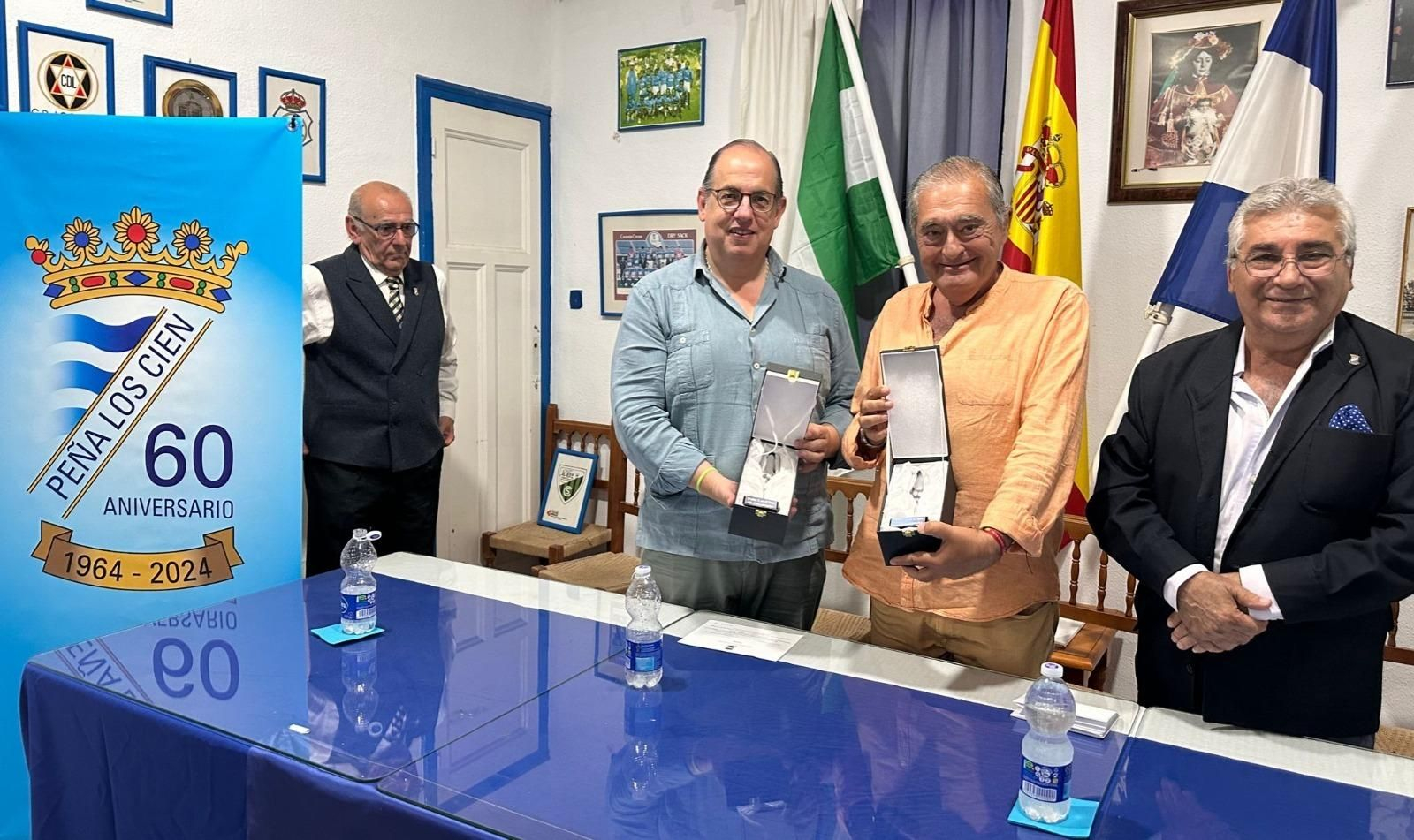 Eugeonio Camacho, Ángel Revaliente y José Luis Cintas, presidente de la Peña Los Cien.