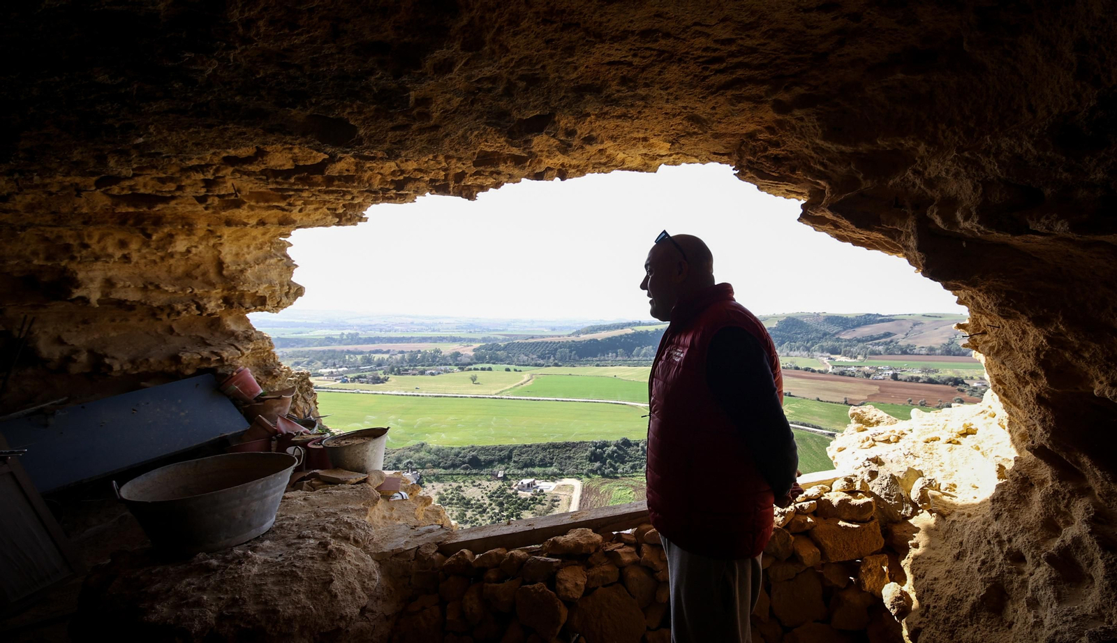 Así es la cueva de Encarna en la peña de Arcos