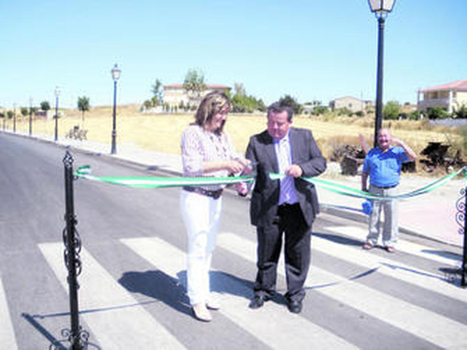 La delegada y el alcalde, presidieron el acto de apertura de la calle.