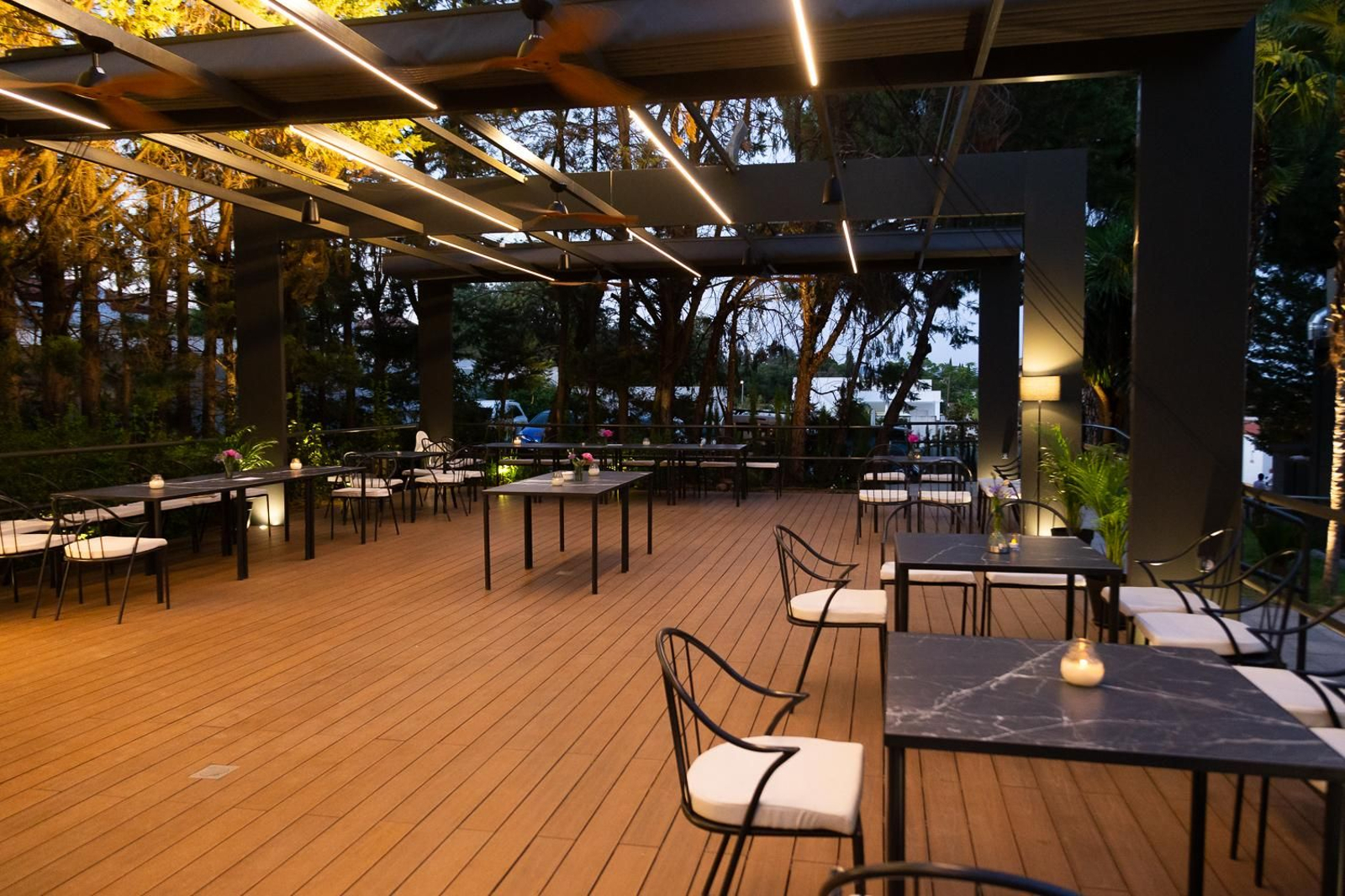 La Pérgola es el restaurante gastronómico de El Bosque, articulado en una espectacular terraza rodeada de vegetación