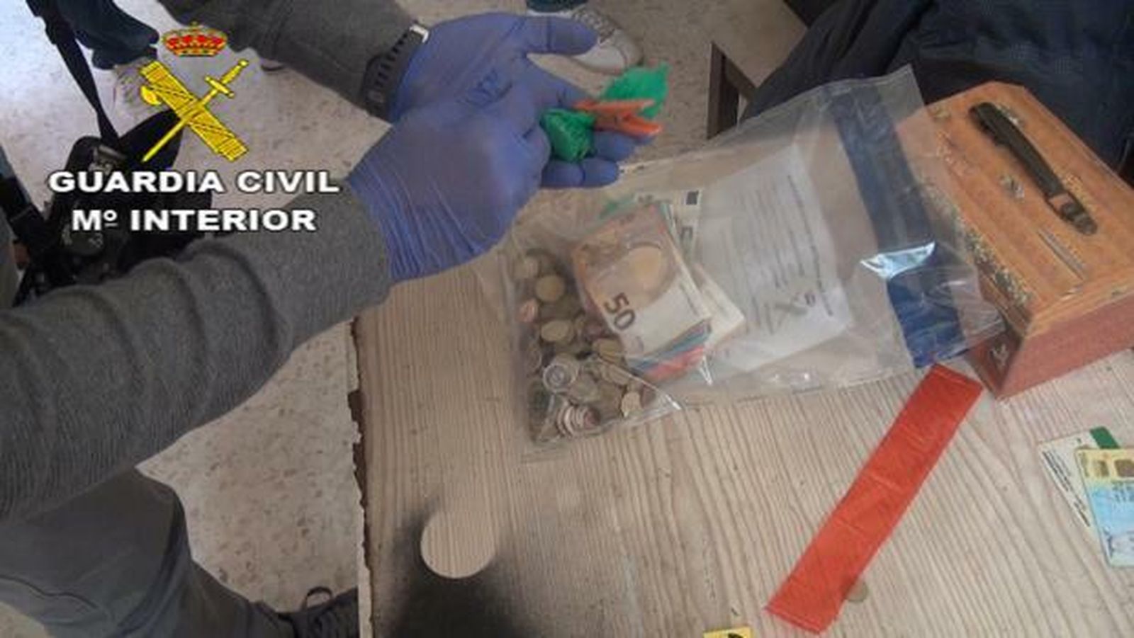 La fotografía que difundió la Guardia Civil, con droga y dinero incautado, tras la operación en la que participaron 40 angentes.
